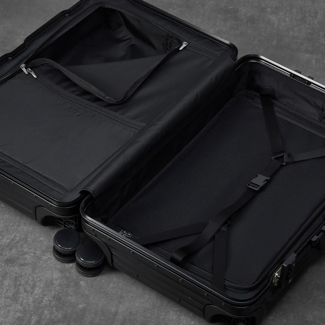 Axel Medium Suitcase in Black - Image 5