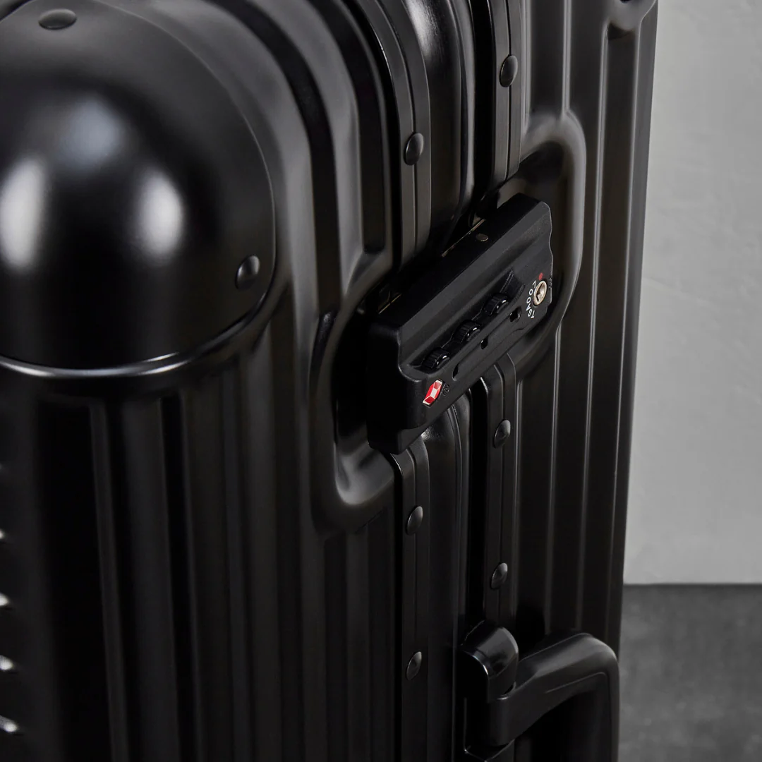 Axel Medium Suitcase in Black - Image 6