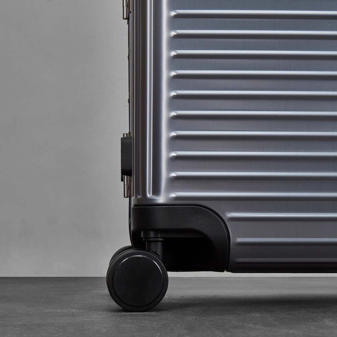 Axel Medium Suitcase in Gunmetal - Image 4