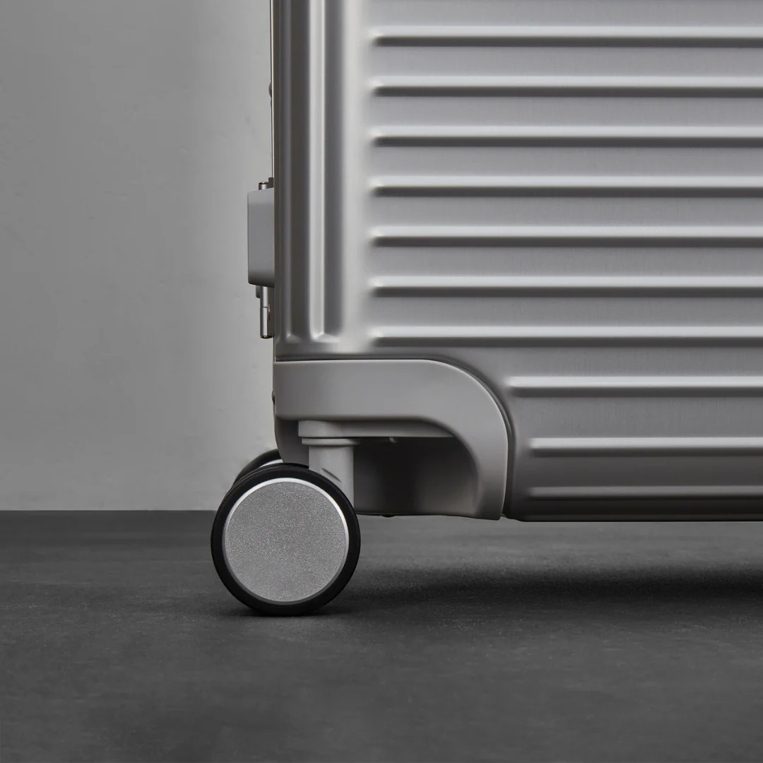 Axel Medium Suitcase in Silver - Image 4