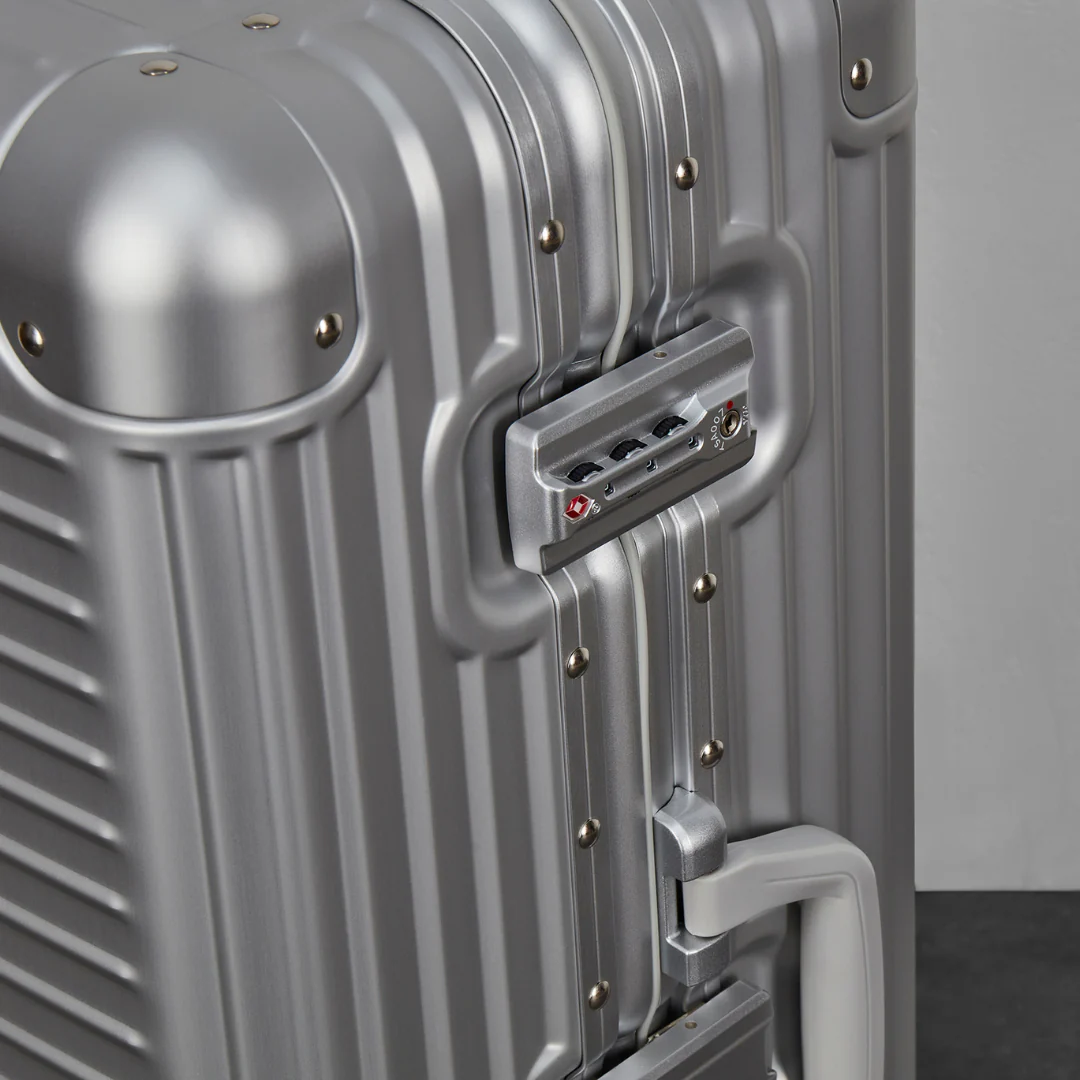 Axel Medium Suitcase in Silver - Image 6