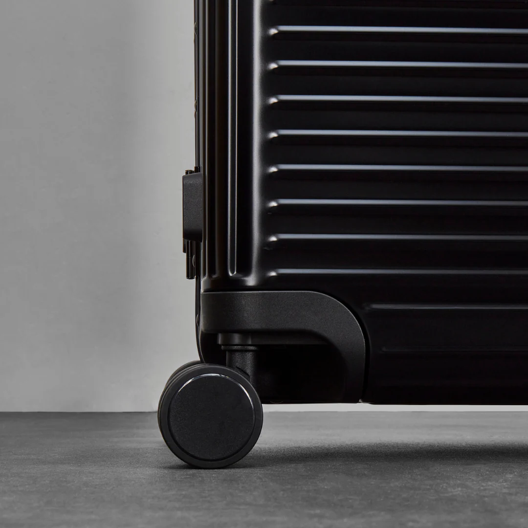 Axel Small Suitcase in Black - Image 4