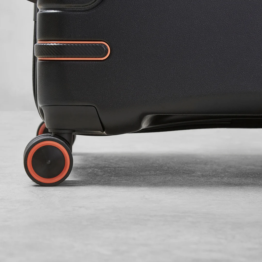 Genesis Medium Suitcase in Black - Image 4
