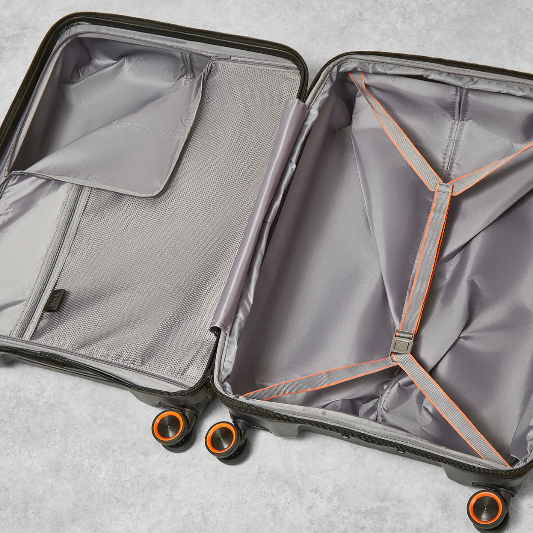Genesis Medium Suitcase in Black - Image 5