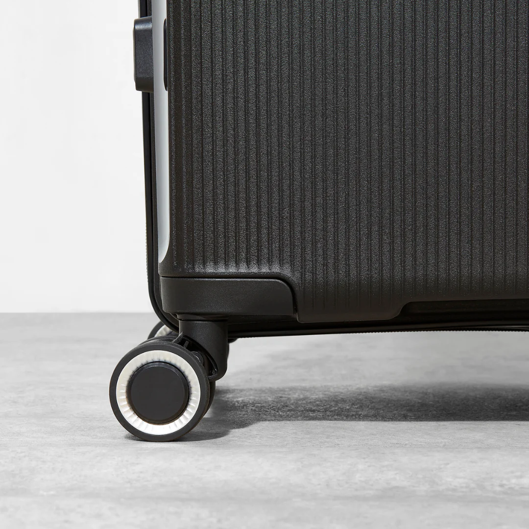 Hudson Medium Suitcase in Black - Image 4