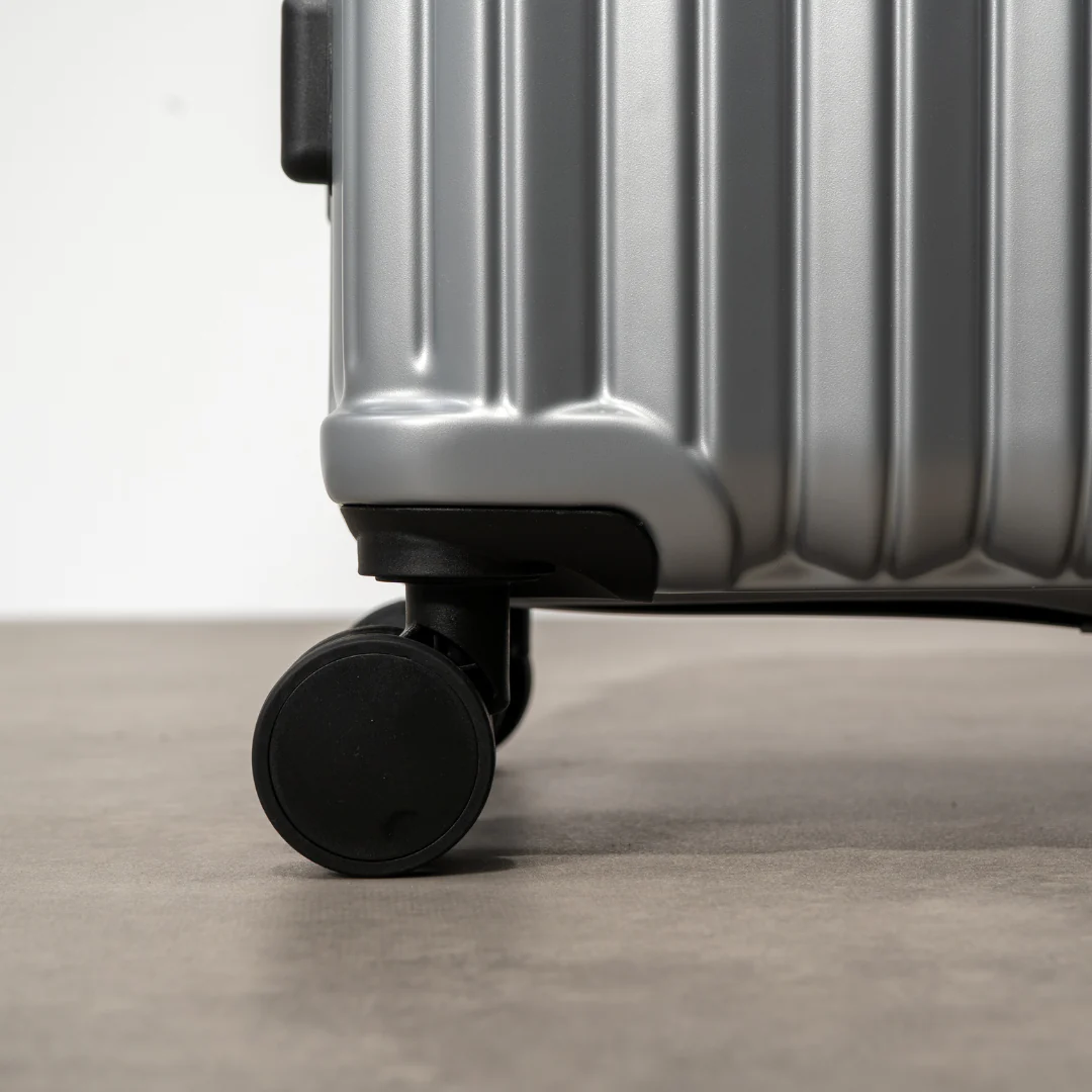 Luna Medium Suitcase in Silver - Image 5