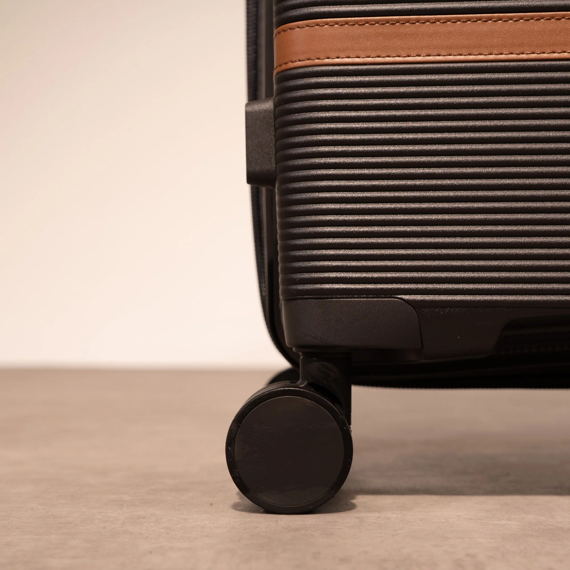 Medina Set of 3 Suitcases in Black Pepper - Image 6