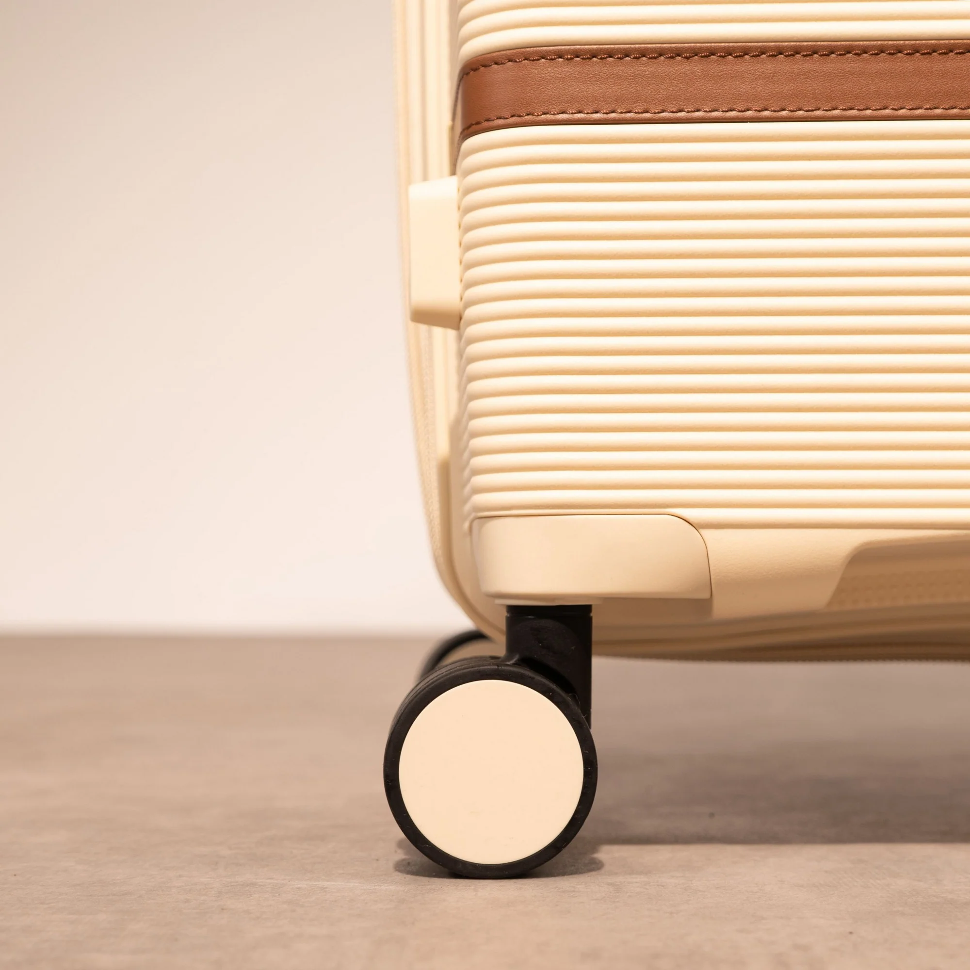 Medina Medium Suitcase in Ginger Cream - Image 5