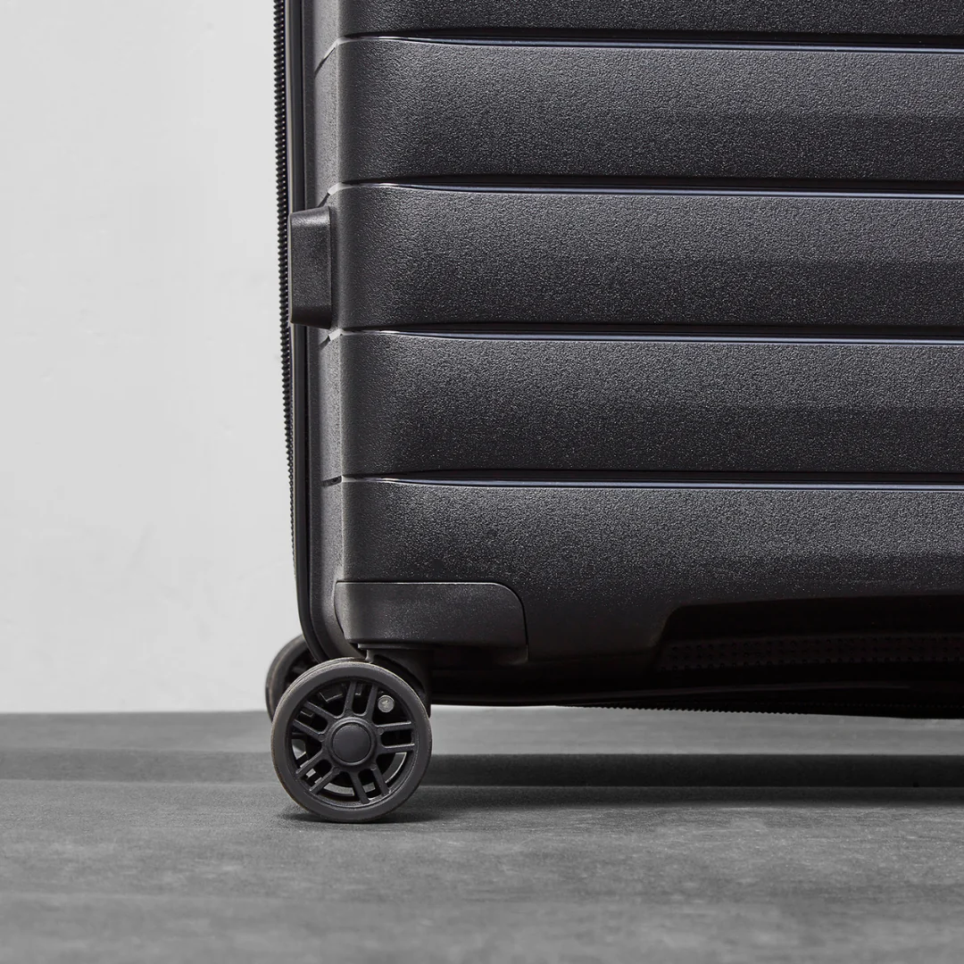 Palma Medium Suitcase in Black - Image 4