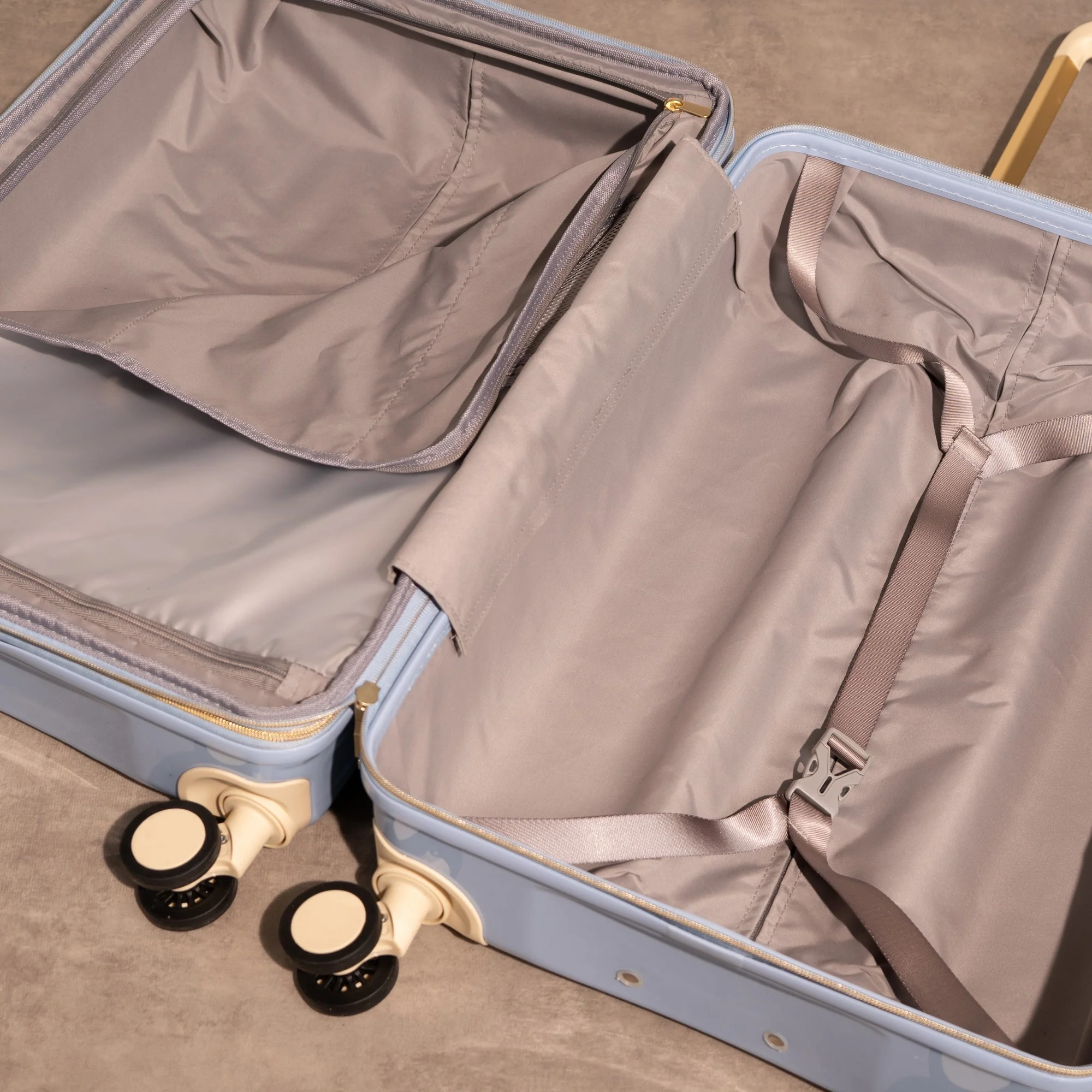 Primrose Large Suitcase in Blue - Image 6
