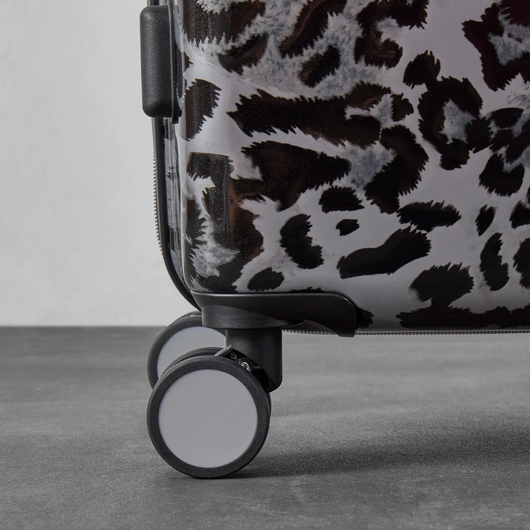 Savannah Medium Suitcase in Snow Leopard - Image 4