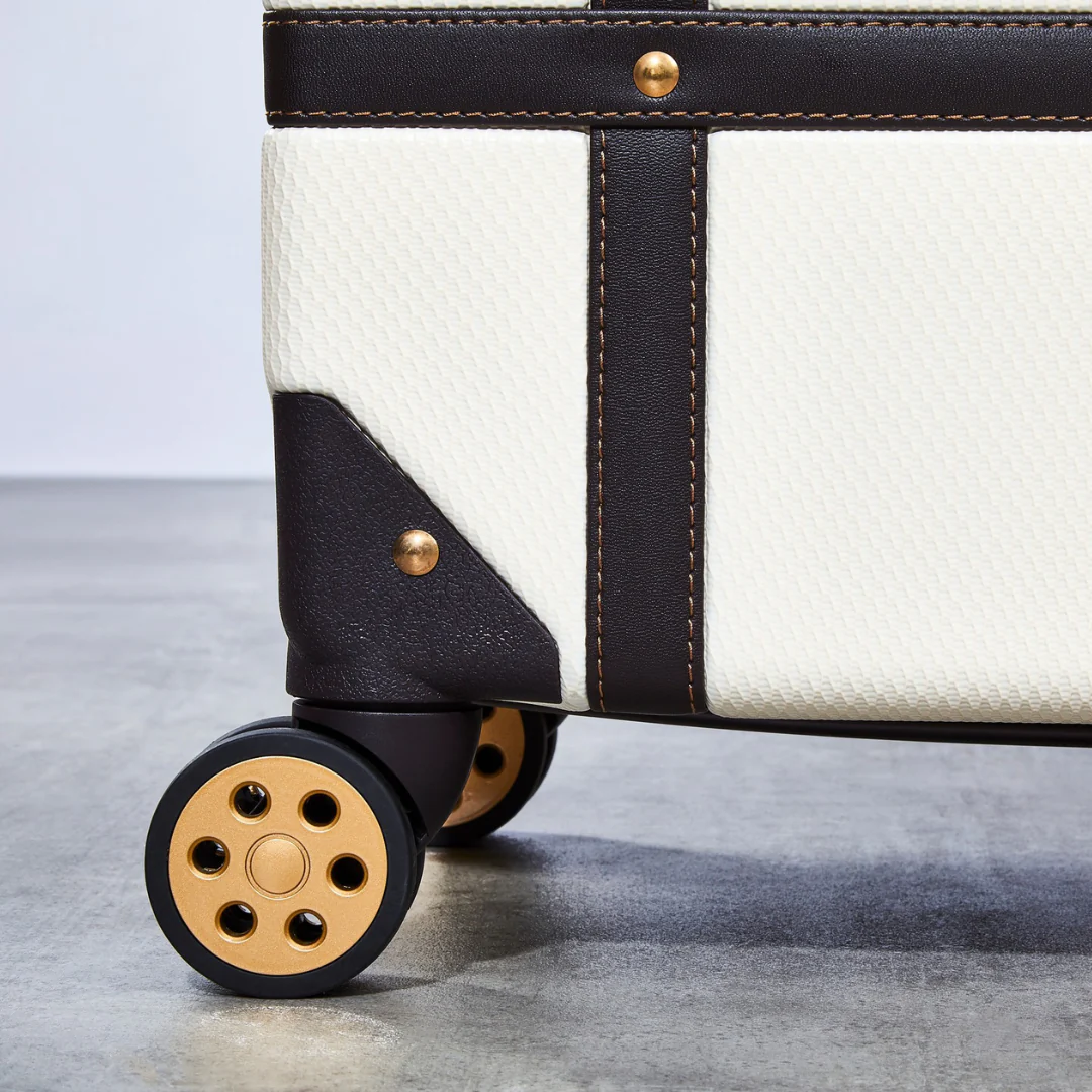 Vintage Set of 4 Suitcases in Cream - Image 7